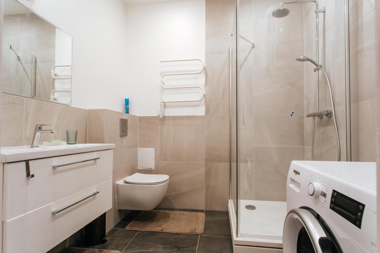 Central Comfort At Hanzas Residence, Stay Near Cafes, Bars, Museums & Esplanade Riga Exteriör bild